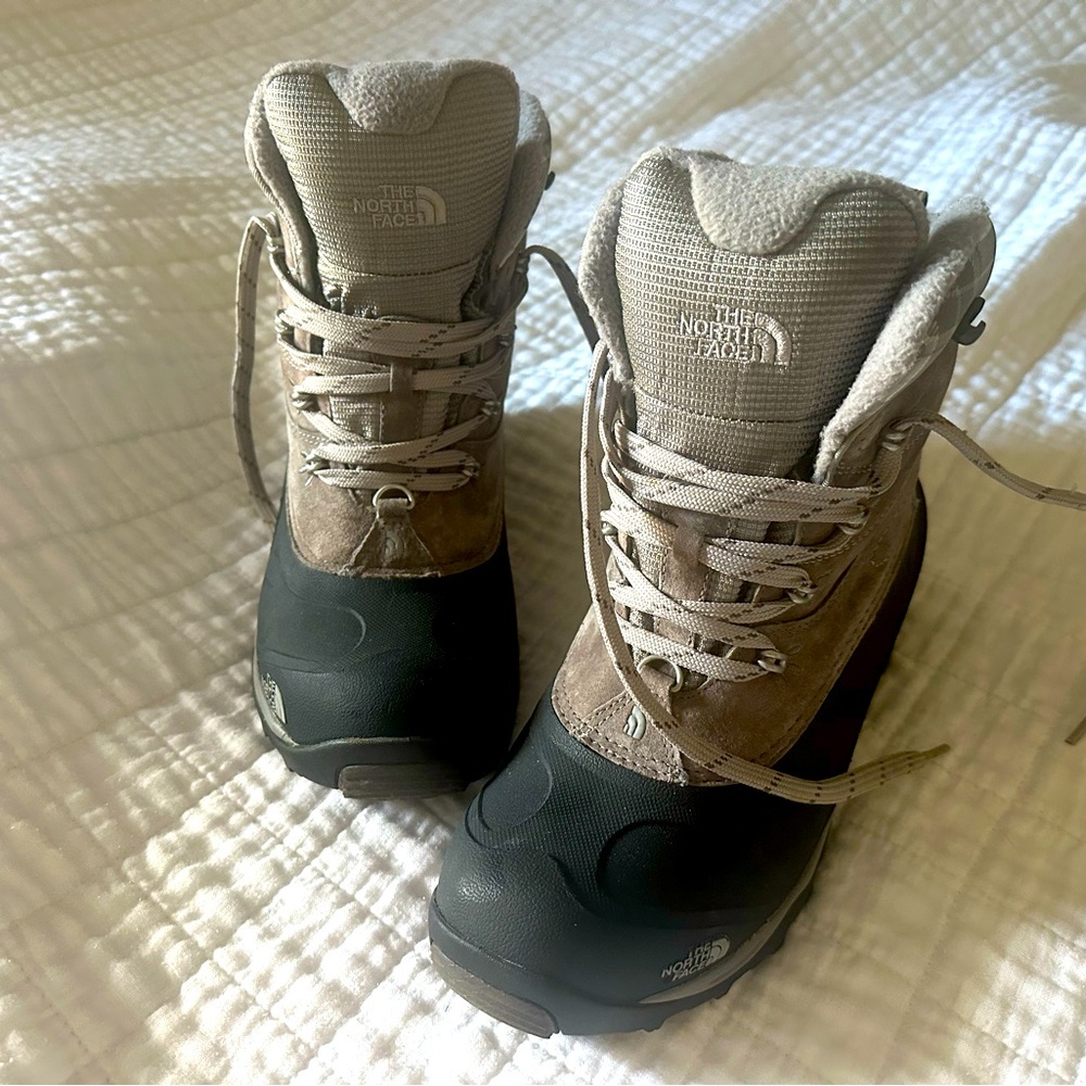 The North Face chilkat II waterproof snow boots size 8.5